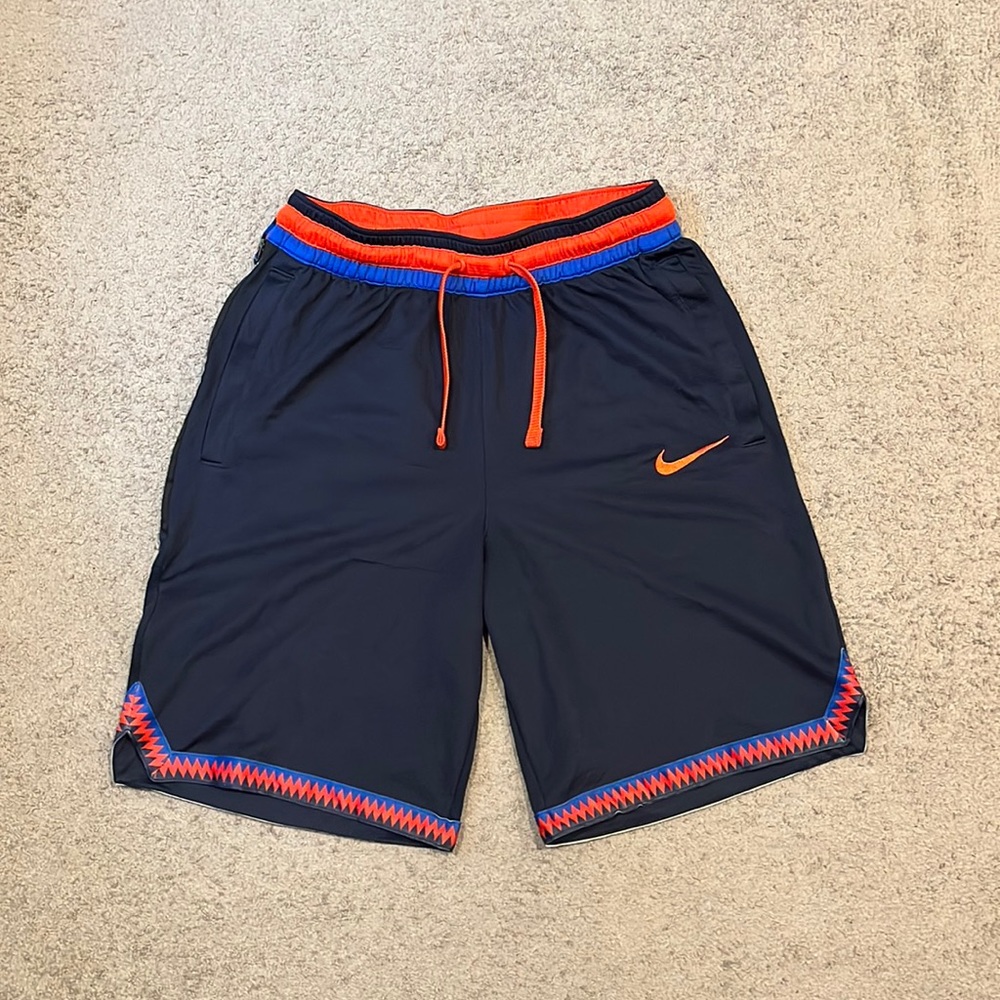 Nike activewear athletic basketball shorts 100% polyester with zipper pocket